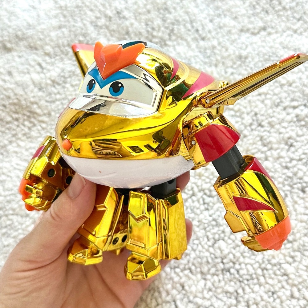 Super Wings Golden Boy Deluxe Transforming Character toy